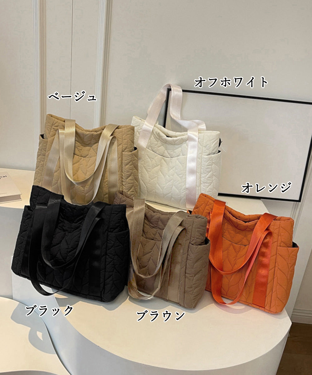 旅行や日常使いにぴったりの軽量キルティングトートバッグ。ベージュ、オフホワイト、オレンジ、ブラック、ブラウンの5色展開で、どんなコーディネートにも合わせやすいデザイン。大容量で収納力抜群、持ち運びやすい軽量素材を使用し、20~30代の日本人女性におすすめのアイテム。