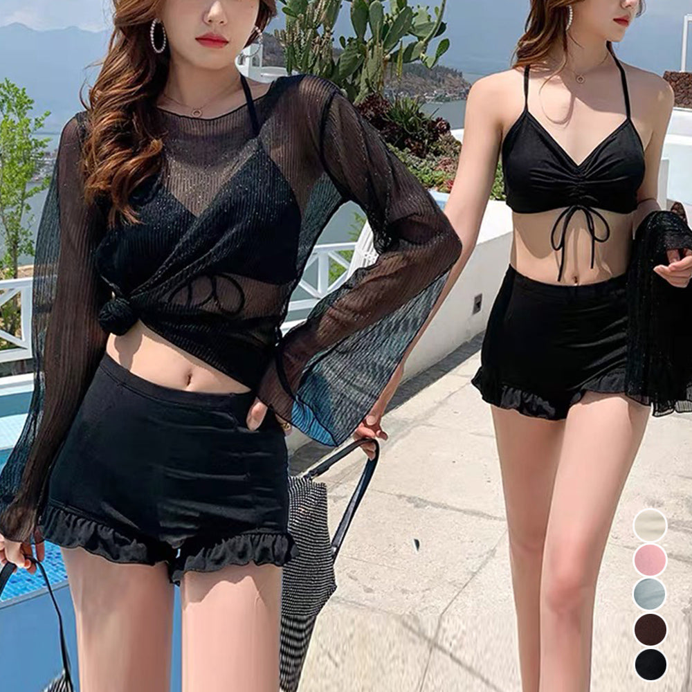 黒のビキニトップとショートパンツの水着セットを着た2人の女性、エレガントなシースルーのトップスやフリル付きパンツが特徴