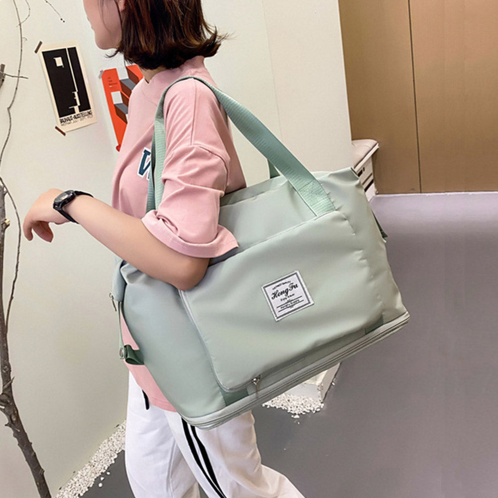 ミントグリーン色のキャリーオンバッグ、スタイリッシュで機能性抜群のデザイン、旅行やジム使いに最適