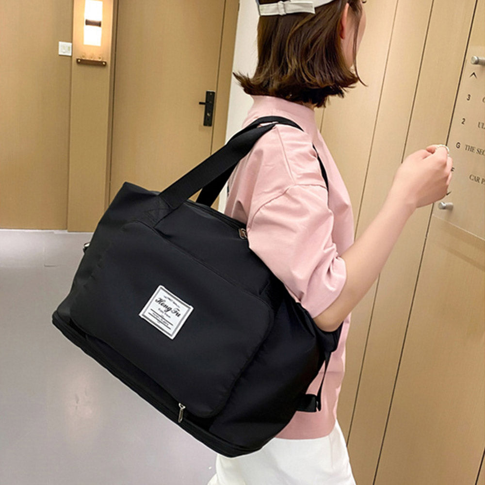 ブラックのキャリーオンバッグ、スタイリッシュで機能性抜群のデザイン、旅行やジム使いに最適